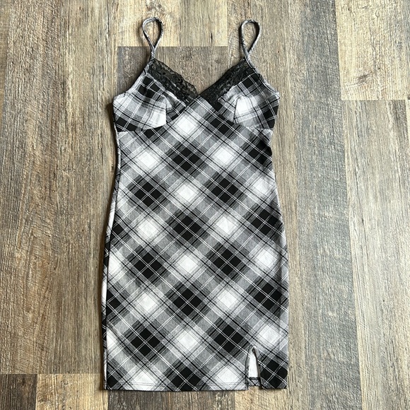 No Boundaries Dresses & Skirts - Black Plaid Spaghetti Strap Dress With Lace Neckline Size Small 3-5